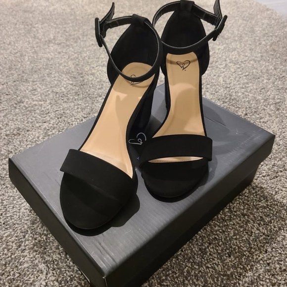 Elegant Black Women's Heels - Picture 1 of 3